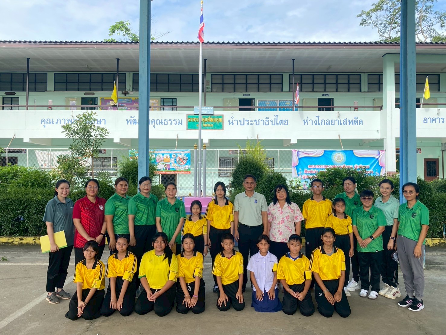 LINE_ALBUM_พิธีแต่งตั้งงสภานักเรียนปี 68_250627_22.jpg